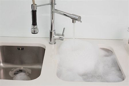 simsearch:400-07228658,k - Close up of foam in kitchen sink in the house Stockbilder - Microstock & Abonnement, Bildnummer: 400-07177532