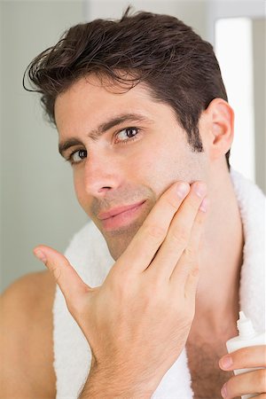 Close up portrait of a handsome young man applying moisturizer on his face Stock Photo - Budget Royalty-Free & Subscription, Code: 400-07177998