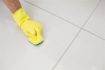 simsearch:400-07178079,k - Close up of yellow gloved hand with sponge cleaning the floor at home Foto de stock - Super Valor sin royalties y Suscripción, Código: 400-07178078