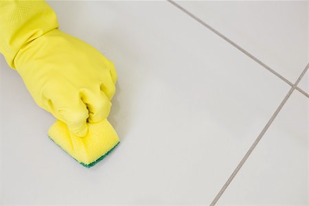 simsearch:400-04214184,k - Close up of yellow gloved hand with sponge cleaning the floor at home Stockbilder - Microstock & Abonnement, Bildnummer: 400-07178079