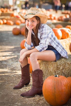simsearch:400-07173767,k - Preteen Girl Wearing Cowboy Hat Portrait at the Pumpkin Patch in a Rustic Setting. Foto de stock - Royalty-Free Super Valor e Assinatura, Número: 400-07179074