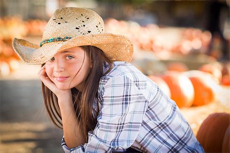 simsearch:400-07179959,k - Preteen Girl Wearing Cowboy Hat Portrait at the Pumpkin Patch in a Rustic Setting. Stockbilder - Microstock & Abonnement, Bildnummer: 400-07179075