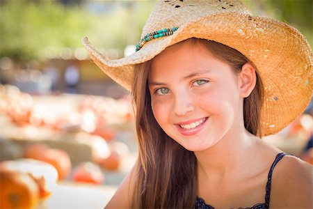 simsearch:400-07173780,k - Preteen Girl Portrait Wearing Cowboy Hat at Pumpkin Patch in Rustic Setting. Stockbilder - Microstock & Abonnement, Bildnummer: 400-07179070
