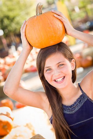 simsearch:400-07173767,k - Preteen Girl Portrait at the Pumpkin Patch in a Rustic Setting. Foto de stock - Royalty-Free Super Valor e Assinatura, Número: 400-07179072