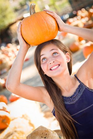 simsearch:400-07179959,k - Preteen Girl Portrait at the Pumpkin Patch in a Rustic Setting. Stockbilder - Microstock & Abonnement, Bildnummer: 400-07179073