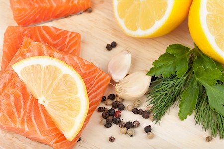 simsearch:633-01274958,k - Salmon on cutting board with lemons and herbs. Closeup Photographie de stock - Aubaine LD & Abonnement, Code: 400-07179734