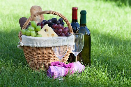 simsearch:400-05194830,k - Outdoor picnic basket with bread, cheese and grape and wine bottles on lawn Stockbilder - Microstock & Abonnement, Bildnummer: 400-07179746