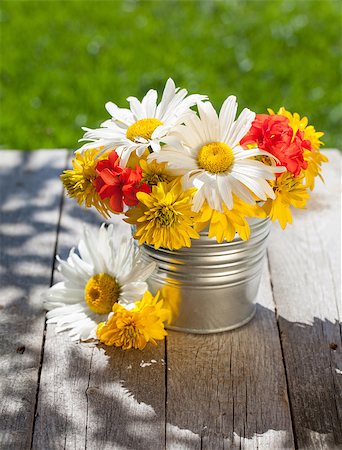 simsearch:400-04348779,k - Fresh garden colorful flowers bouquet in vase on wooden table Fotografie stock - Microstock e Abbonamento, Codice: 400-07179766