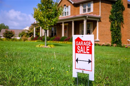 Closeup image of a garage sale sign Foto de stock - Royalty-Free Super Valor e Assinatura, Número: 400-07179890