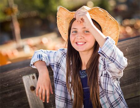 simsearch:400-07179959,k - Preteen Girl Wearing Cowboy Hat Portrait at the Pumpkin Patch in a Rustic Setting. Stockbilder - Microstock & Abonnement, Bildnummer: 400-07179956