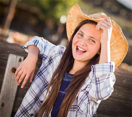 simsearch:400-07173767,k - Preteen Girl Wearing Cowboy Hat Portrait at the Pumpkin Patch in a Rustic Setting. Foto de stock - Royalty-Free Super Valor e Assinatura, Número: 400-07179957