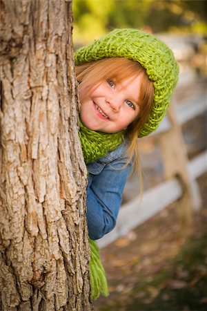 feverpitched (artist) - Cute Smiling Young Girl Wearing Green Scarf and Hat Posing for a Portrait Outside. Foto de stock - Royalty-Free Super Valor e Assinatura, Número: 400-07179951