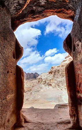 simsearch:400-06861780,k - View of the desert from a tomb doorway in Petra, Jordan Foto de stock - Super Valor sin royalties y Suscripción, Código: 400-07170073