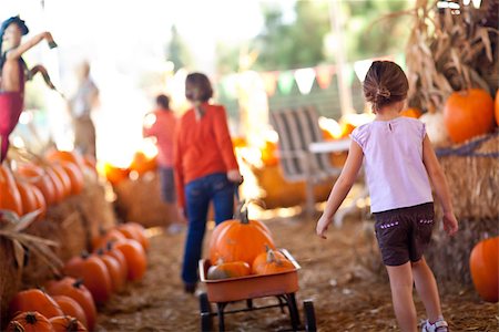 simsearch:400-07169847,k - Cute Little Girls Pulling Their Pumpkins In A Wagon At A Pumpkin Patch One Fall Day. Photographie de stock - Aubaine LD & Abonnement, Code: 400-07170166