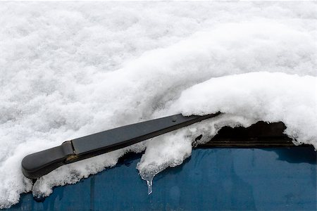 Detail wipers snowy old blue car in the middle of winter Photographie de stock - Aubaine LD & Abonnement, Code: 400-07170349