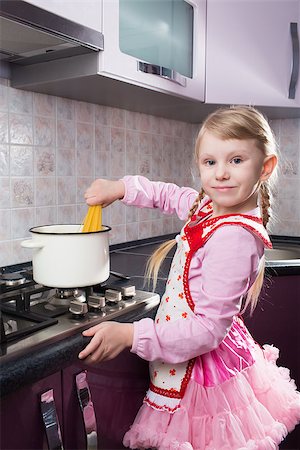 simsearch:862-05997022,k - little girl in the kitchen putting pasta in the pot Photographie de stock - Aubaine LD & Abonnement, Code: 400-07171210