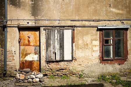 simsearch:400-09274721,k - Boarded up window and rusty door of a abandoned house Stock Photo - Budget Royalty-Free & Subscription, Code: 400-07171697