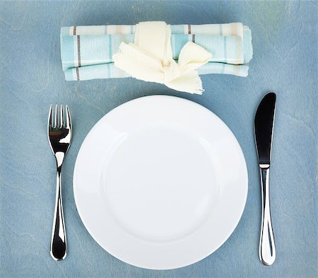 simsearch:400-07331603,k - Empty white plate with silverware on blue wooden table Foto de stock - Super Valor sin royalties y Suscripción, Código: 400-07172249