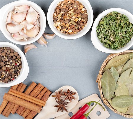 simsearch:400-07172375,k - Herbs and spices on wood table background with copyspace Stockbilder - Microstock & Abonnement, Bildnummer: 400-07172347