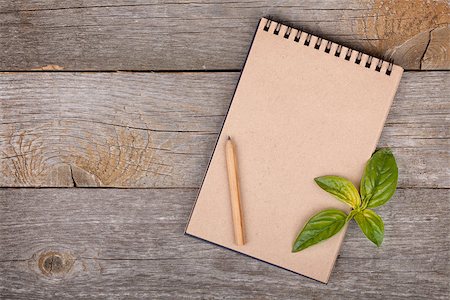 recipes paper - Blank notepad for copy space and basil leaves on wooden table Foto de stock - Super Valor sin royalties y Suscripción, Código: 400-07172456