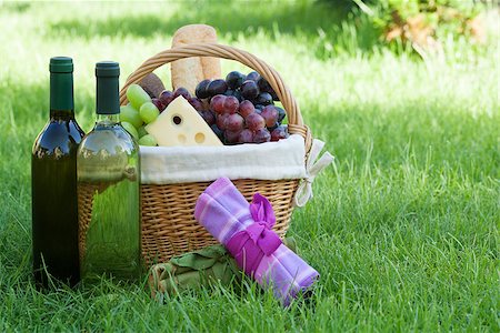 simsearch:400-05194830,k - Outdoor picnic basket with bread, cheese and grape and wine bottles on lawn Stockbilder - Microstock & Abonnement, Bildnummer: 400-07172529