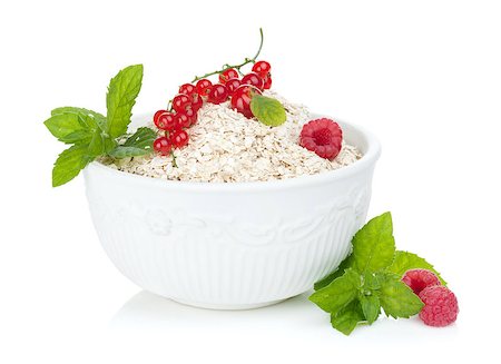 simsearch:400-05735704,k - Fresh oat flakes with berries. Isolated on white background Photographie de stock - Aubaine LD & Abonnement, Code: 400-07172561