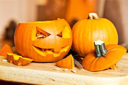 simsearch:400-07793717,k - Carving up pumpkins into Jack O Lanterns for Halloween. Photographie de stock - Aubaine LD & Abonnement, Code: 400-07172678