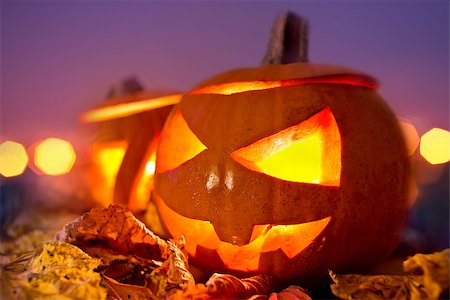 simsearch:400-07793720,k - Halloween Evening  - Jack O Lanterns at dusk on Halloween. Photographie de stock - Aubaine LD & Abonnement, Code: 400-07172680