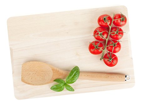 simsearch:400-07481889,k - Cooking utensil and tomato with basil over cutting board. Isolated on white background Foto de stock - Royalty-Free Super Valor e Assinatura, Número: 400-07172794