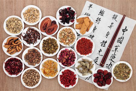 simsearch:400-07169572,k - Traditional chinese herbal medicine with mandarin calligraphy on rice paper over papyrus background. Translation describes the medicinal functions to maintain body and spirit health and balance energy. Foto de stock - Super Valor sin royalties y Suscripción, Código: 400-07173042