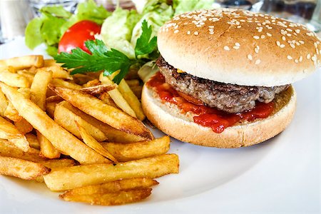 simsearch:851-02963750,k - Cheese burger - American cheese burger with fresh salad Fotografie stock - Microstock e Abbonamento, Codice: 400-07173294