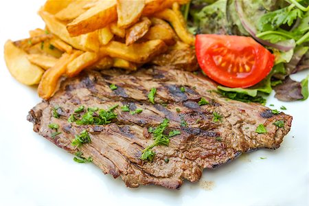 simsearch:400-05181259,k - juicy steak beef meat with tomato and french fries Foto de stock - Super Valor sin royalties y Suscripción, Código: 400-07173297