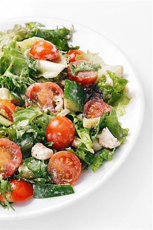 simsearch:400-06391350,k - Fresh vegetable salad with tomato, cucumber, feta cheese and greens Photographie de stock - Aubaine LD & Abonnement, Code: 400-07173346