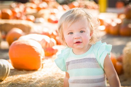 simsearch:400-07173780,k - Adorable Baby Girl Having Fun in a Rustic Ranch Setting at the Pumpkin Patch. Stockbilder - Microstock & Abonnement, Bildnummer: 400-07173775