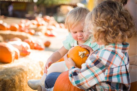 simsearch:400-07179959,k - Adorable Young Family Enjoys a Day at the Pumpkin Patch. Stockbilder - Microstock & Abonnement, Bildnummer: 400-07173776