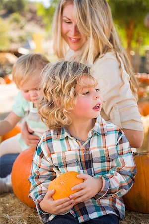 simsearch:400-07179959,k - Adorable Young Family Enjoys a Day at the Pumpkin Patch. Stockbilder - Microstock & Abonnement, Bildnummer: 400-07173777