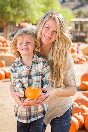 simsearch:400-07179959,k - Attractive Mother and Son Portrait in a Rustic Ranch Setting at the Pumpkin Patch. Stockbilder - Microstock & Abonnement, Bildnummer: 400-07173781