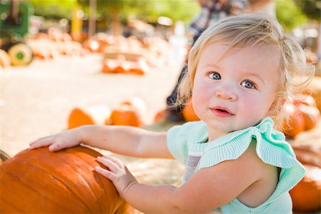 simsearch:400-07173780,k - Adorable Baby Girl Having Fun in a Rustic Ranch Setting at the Pumpkin Patch. Stockbilder - Microstock & Abonnement, Bildnummer: 400-07173782