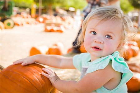 simsearch:400-07179959,k - Adorable Baby Girl Having Fun in a Rustic Ranch Setting at the Pumpkin Patch. Stockbilder - Microstock & Abonnement, Bildnummer: 400-07173782