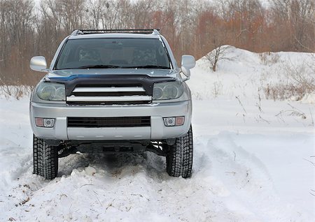 Snowy winter road ahead an unrecognizable car Foto de stock - Super Valor sin royalties y Suscripción, Código: 400-07184752