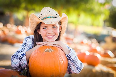 simsearch:400-07173780,k - Portrait of Preteen Girl Wearing Cowboy Hat Playing at the Pumpkin Patch in a Rustic Country Setting. Stockbilder - Microstock & Abonnement, Bildnummer: 400-07184872