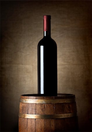 simsearch:400-06766071,k - Bottle of wine on an old  barrel Photographie de stock - Aubaine LD & Abonnement, Code: 400-07184912