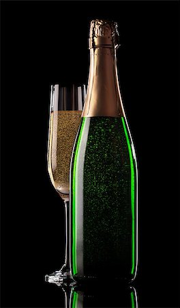 simsearch:400-04288408,k - Glass and bottle of champagne on a black background Stock Photo - Budget Royalty-Free & Subscription, Code: 400-07180068