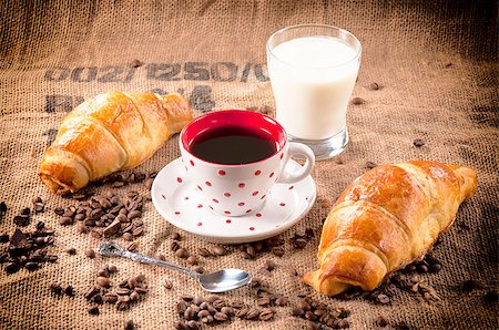 Selective focus on the cup with the instant coffee Stockbilder - Microstock & Abonnement, Bildnummer: 400-07206906