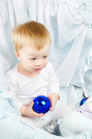 simsearch:400-09222788,k - baby in cradle playing with christmas ball Photographie de stock - Aubaine LD & Abonnement, Code: 400-07208081