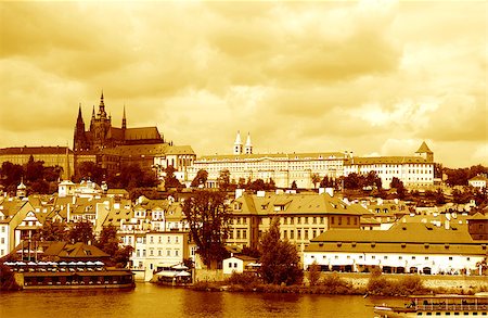 simsearch:400-06393299,k - View of Prague across Vltava river, St. Vitus Cathedral in left side. Czech Republic Photographie de stock - Aubaine LD & Abonnement, Code: 400-07209353