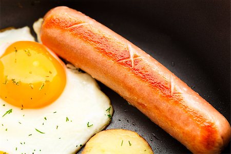 simsearch:400-09151230,k - Breakfast with eggs, sausage and potato in a pan Foto de stock - Super Valor sin royalties y Suscripción, Código: 400-07209836