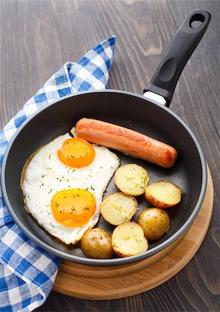 simsearch:600-06758103,k - Breakfast with eggs, sausage and potato in a pan Stockbilder - Microstock & Abonnement, Bildnummer: 400-07209837