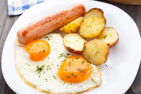 simsearch:400-09151230,k - Breakfast with eggs, sausage and potato on a plate Foto de stock - Super Valor sin royalties y Suscripción, Código: 400-07209838