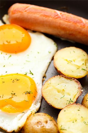 simsearch:400-09151230,k - Breakfast with eggs, sausage and potato in a pan Photographie de stock - Aubaine LD & Abonnement, Code: 400-07209833